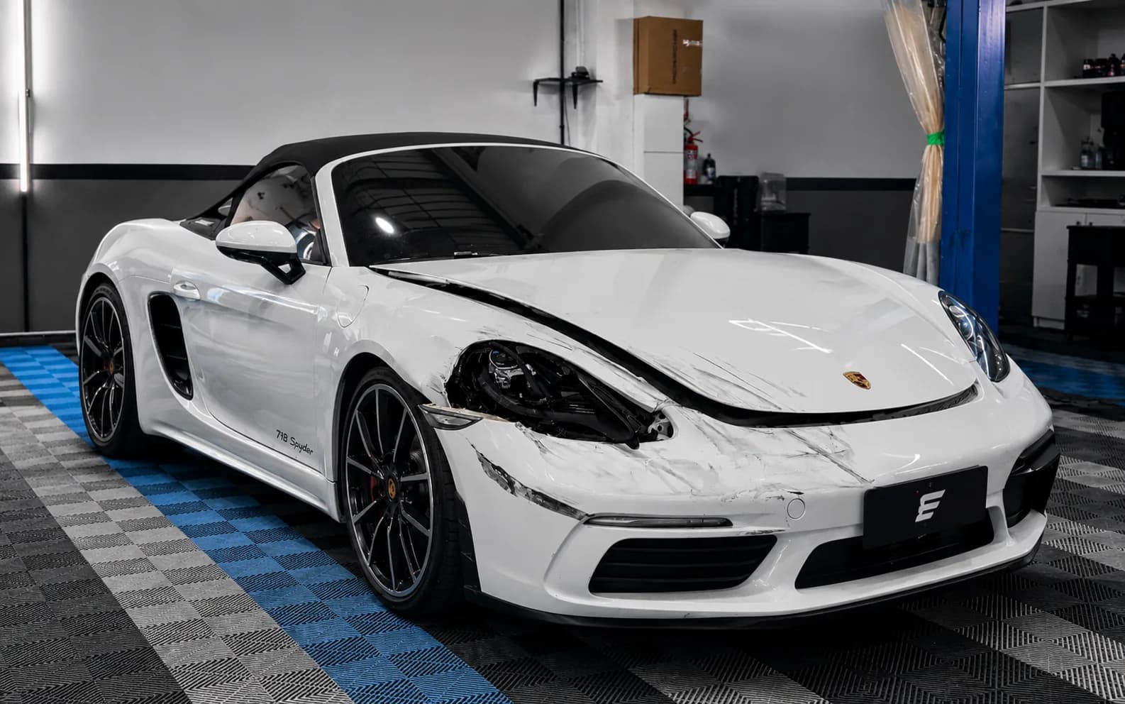 Veículo com avaria de lataria antes do reparo na Exclusive Auto Reparos