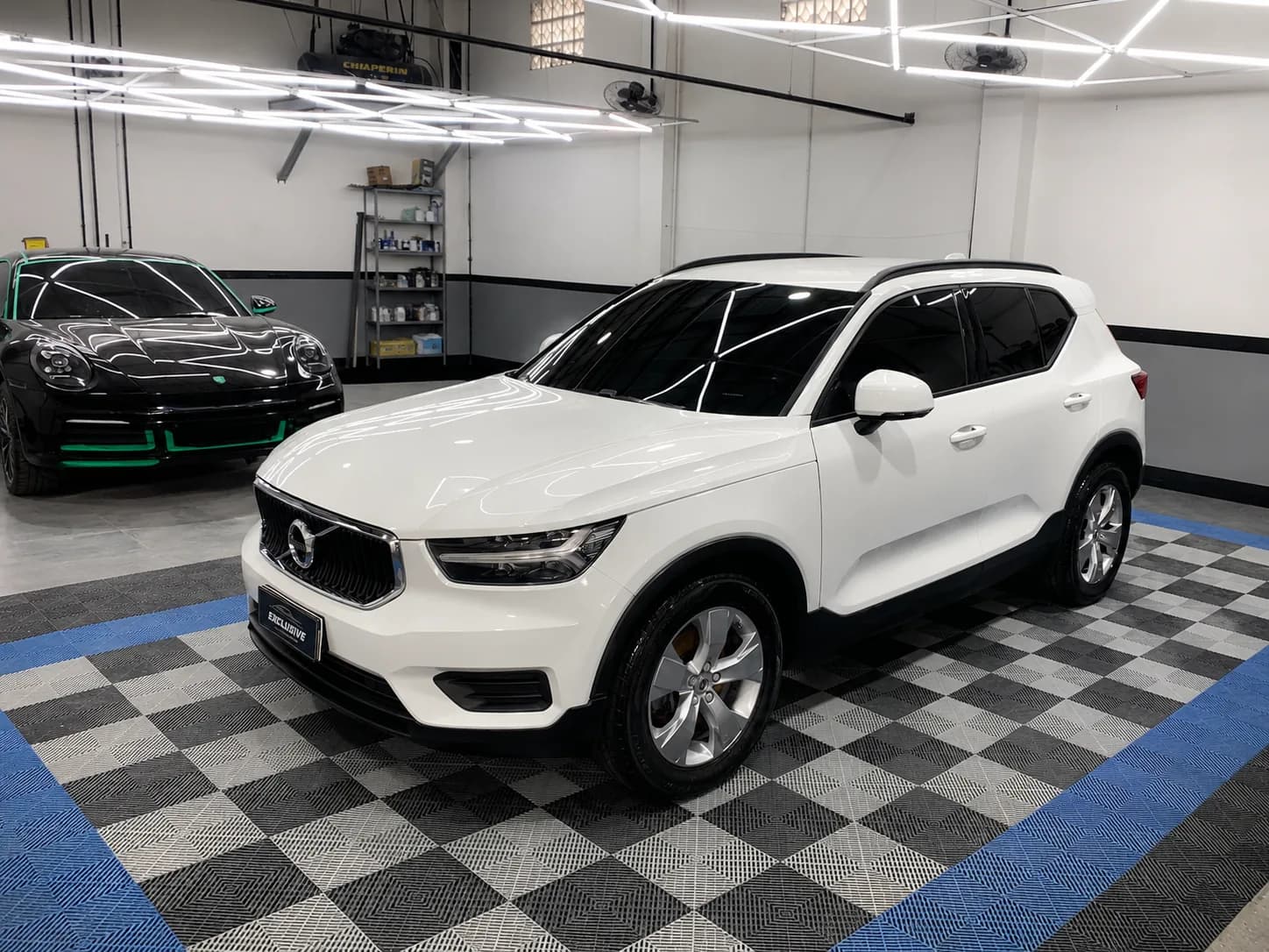SUV branco com pintura uniforme e brilho profundo após polimento