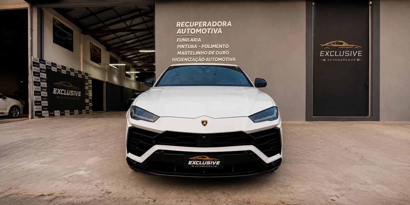 Lamborghini Urus branca na Exclusive Auto Reparos, vista frontal com acabamento de fábrica