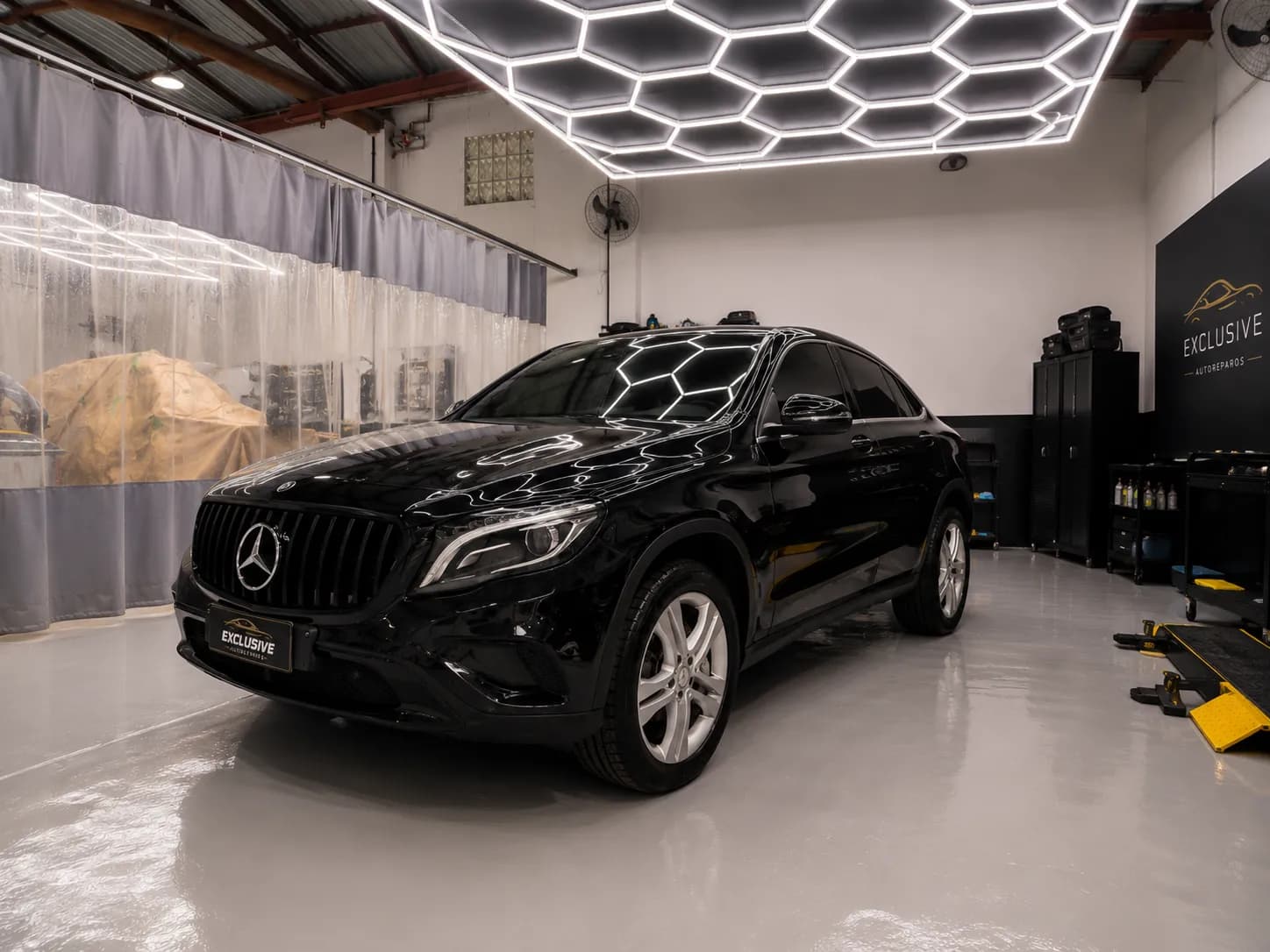 Mercedes-Benz GLC Coupé preta com pintura espelhada após polimento e vitrificação