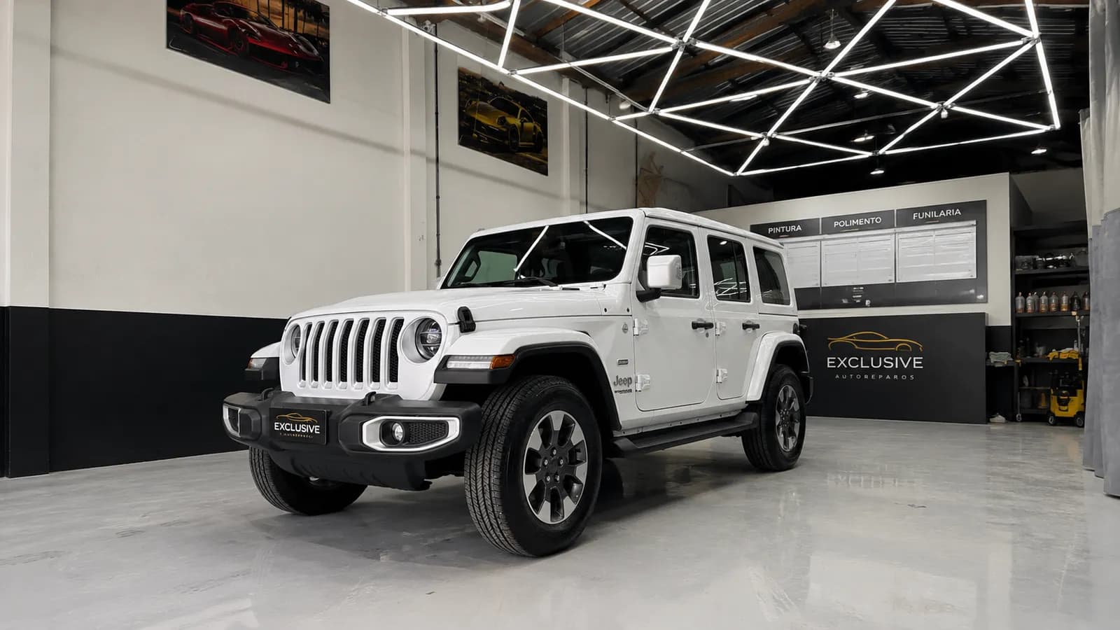 Jeep Wrangler Sahara branca com lataria alinhada e acabamento uniforme