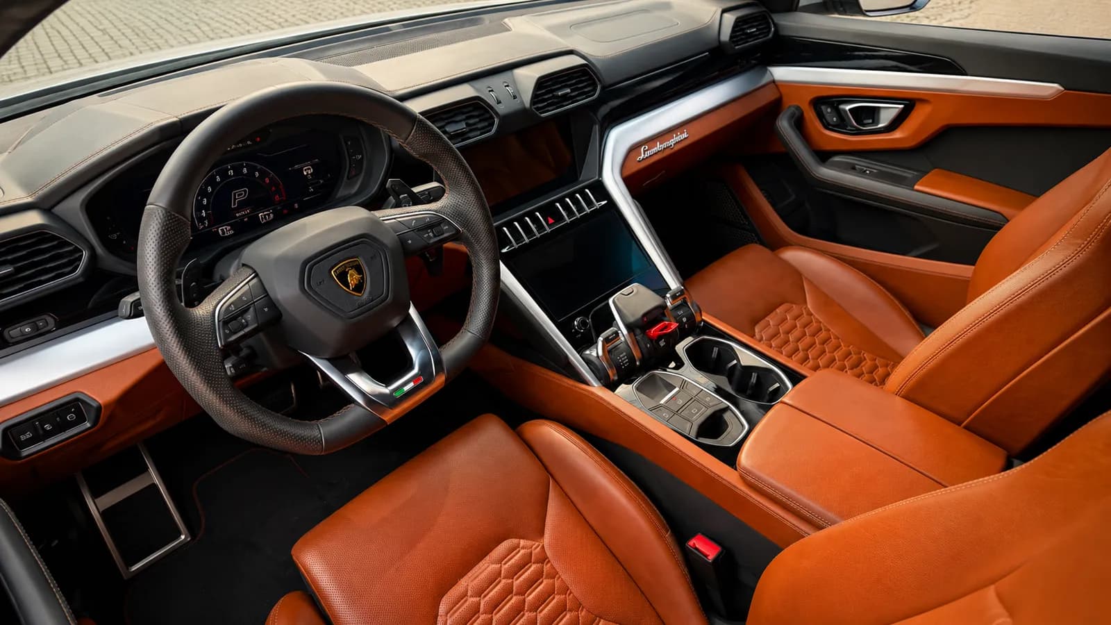 Interior em couro do Lamborghini Urus após higienização e estética automotiva