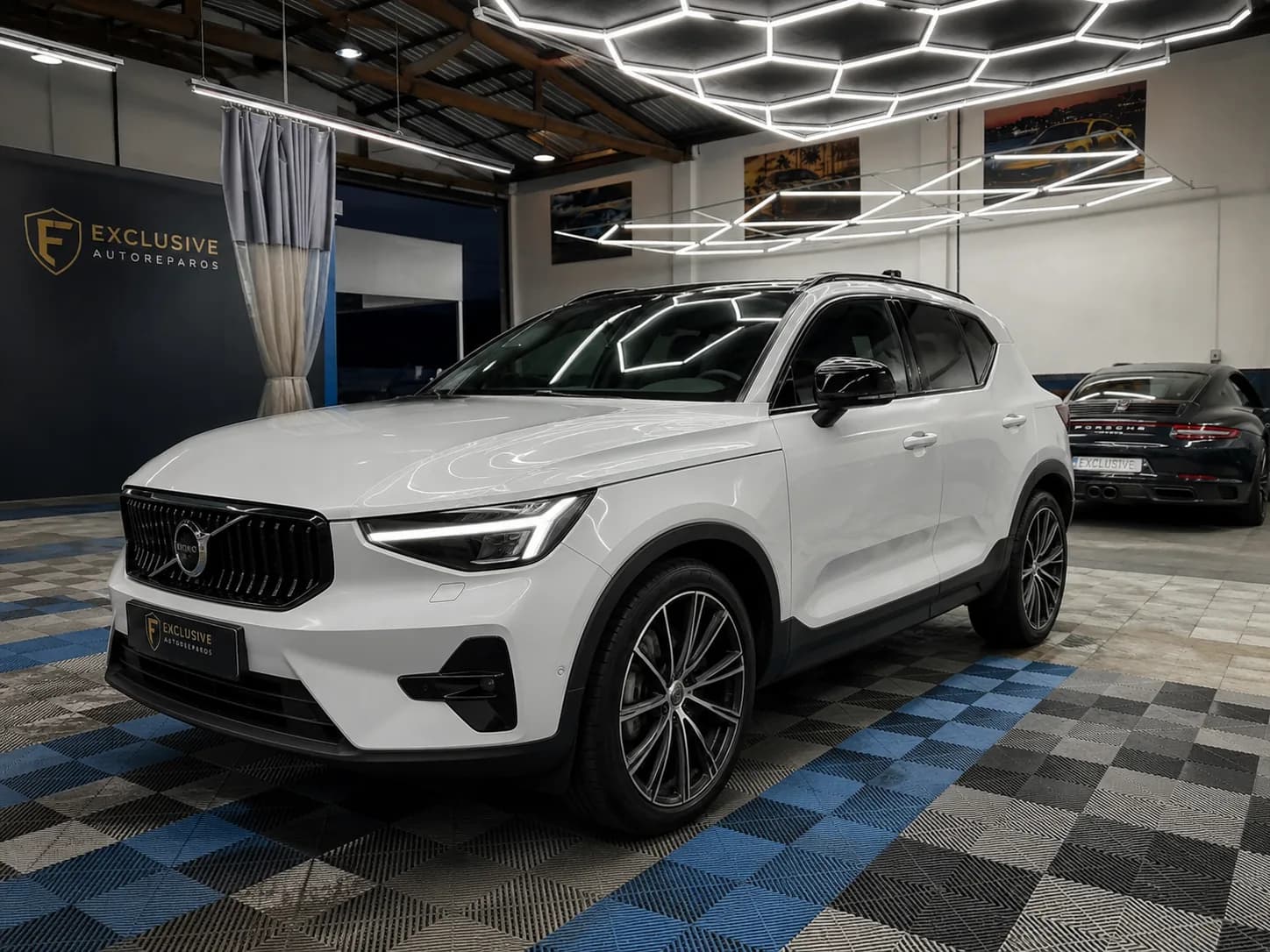 SUV branco com lataria alinhada e reflexo nítido na pintura