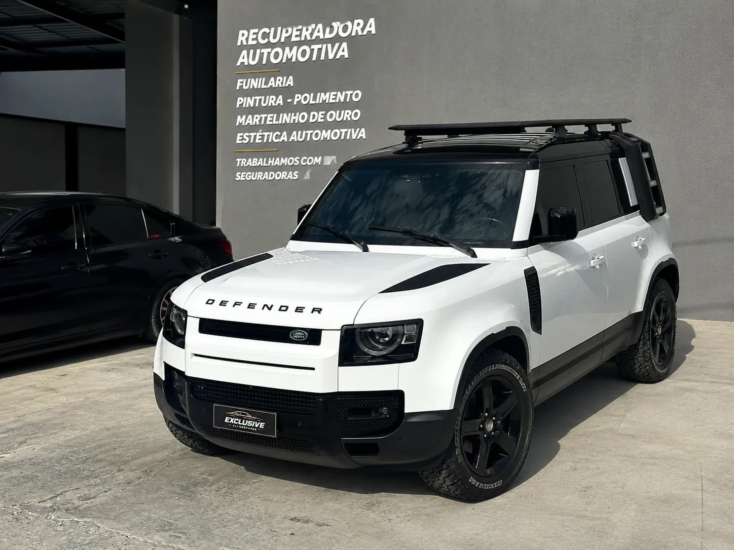Land Rover Defender branco com acabamento recuperado e pintura uniforme