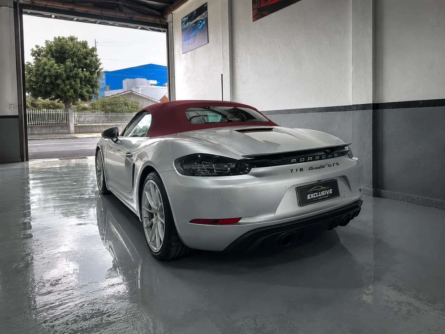 Porsche prata conversível com traseira recuperada e acabamento espelhado