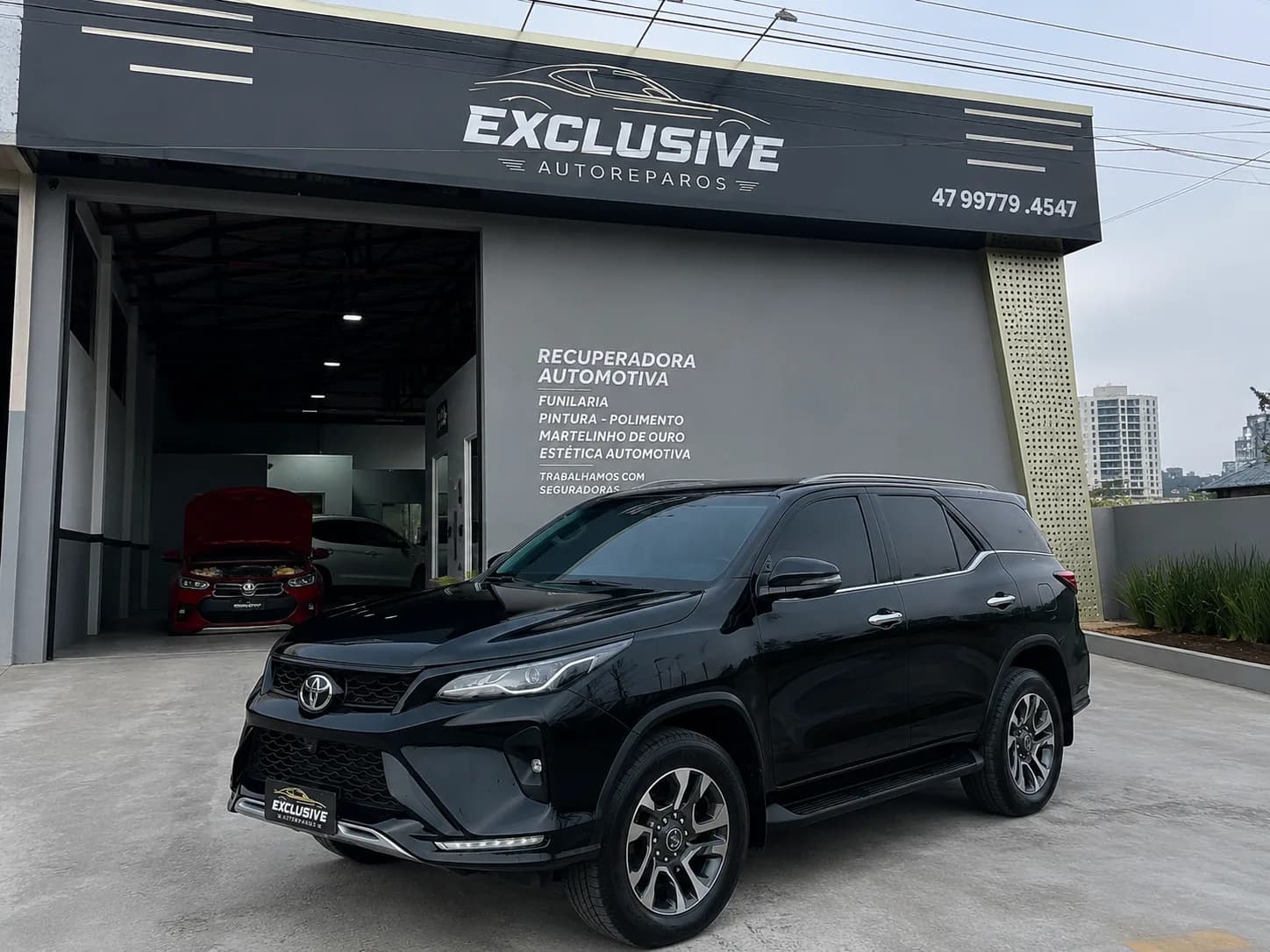 SUV preto com pintura recuperada e acabamento brilhante
