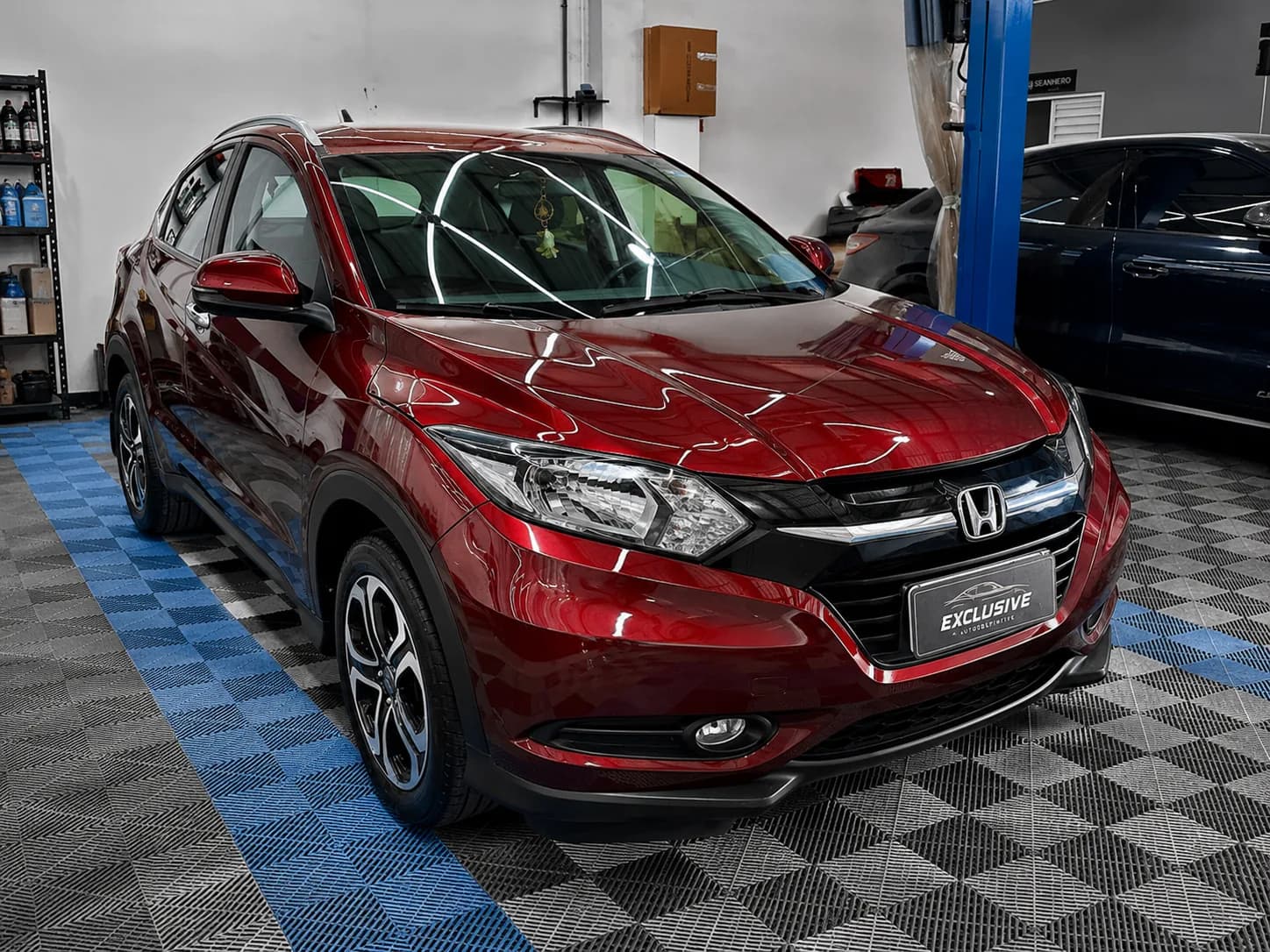 SUV vermelho com pintura espelhada e reflexo profundo