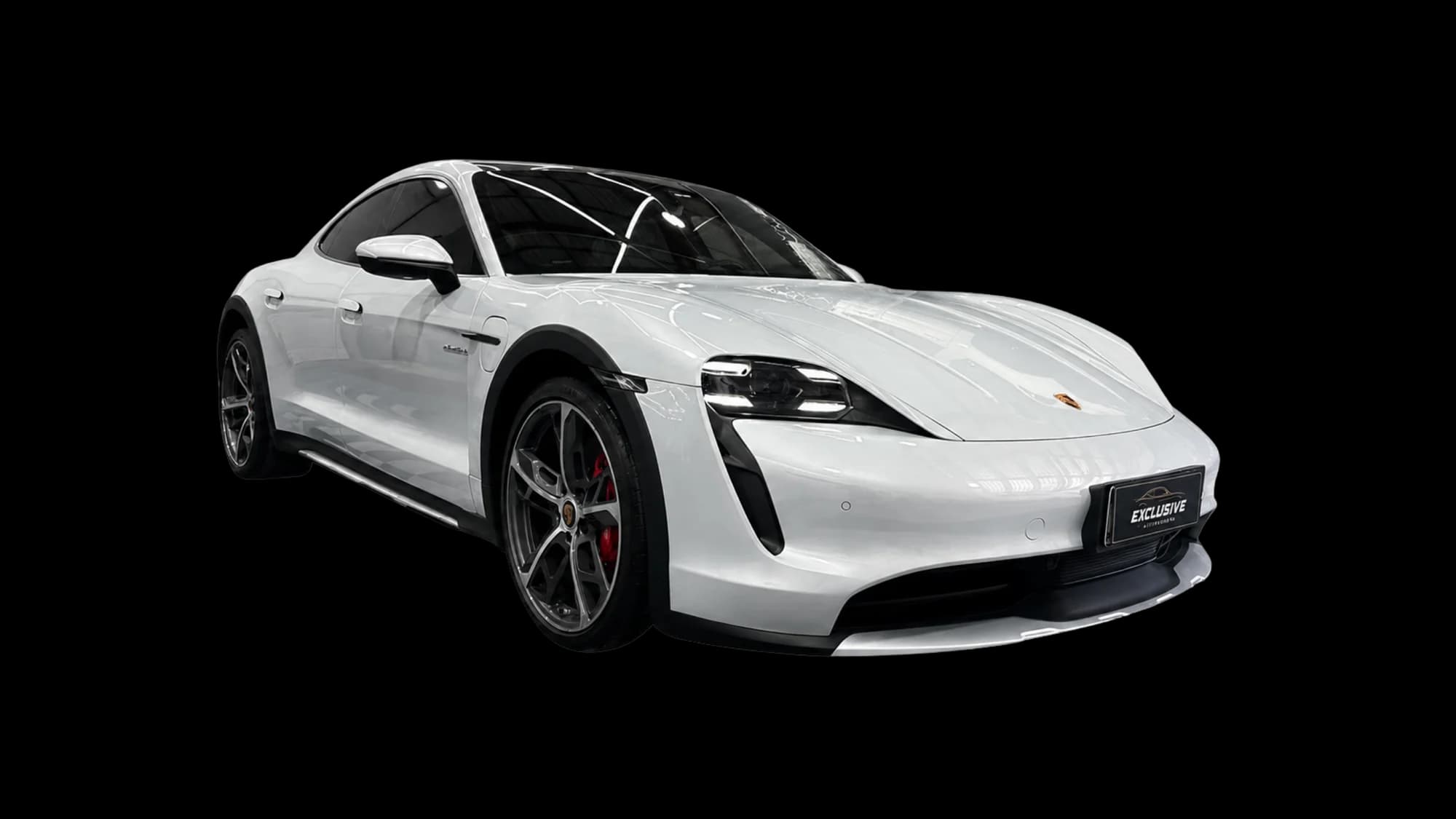 Carro sob iluminação de estúdio na Exclusive Auto Reparos, pronto para funilaria, pintura e estética