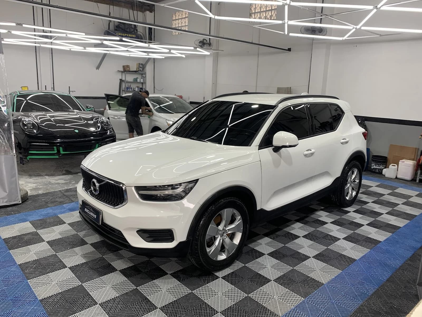 Box de estética automotiva da Exclusive Auto Reparos com veículo premium em atendimento