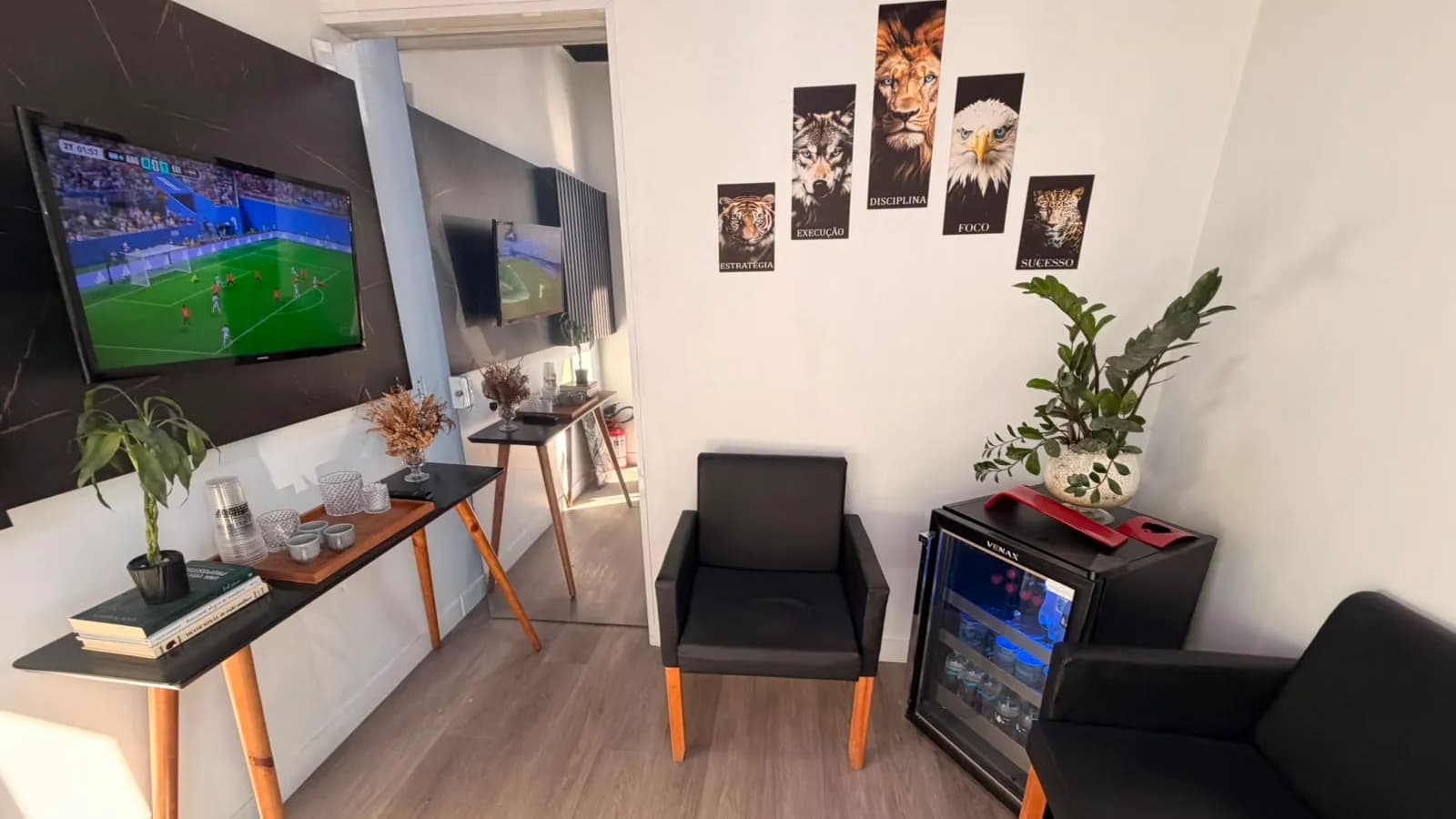 Recepção da Exclusive Auto Reparos em Camboriú, com painel da marca na entrada