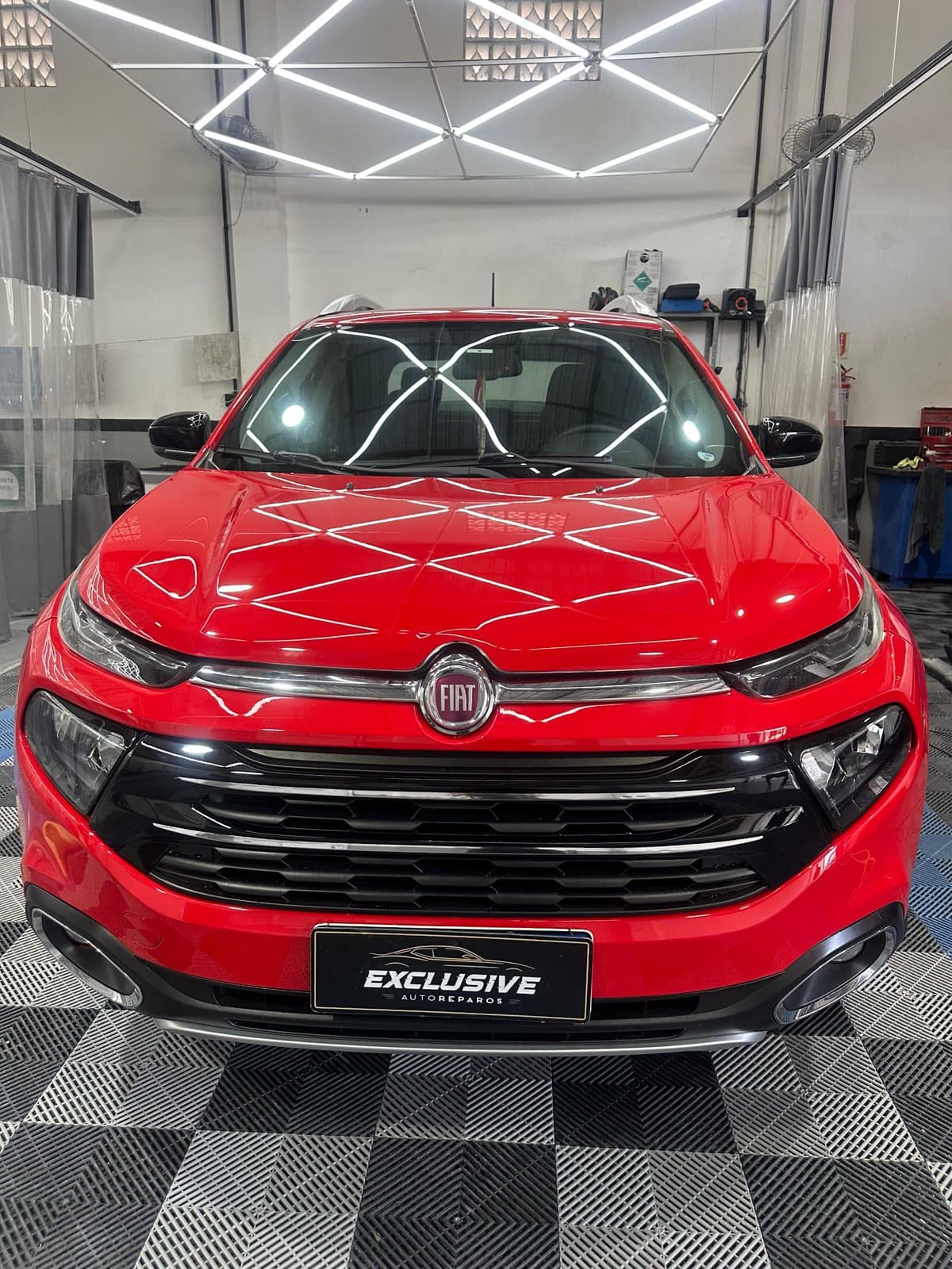 Funilaria e lanternagem em Fiat Toro, vista frontal, na Exclusive Auto Reparos