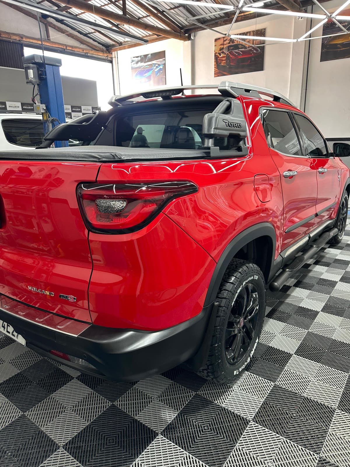 Funilaria e lanternagem em Fiat Toro, vista traseira, na Exclusive Auto Reparos