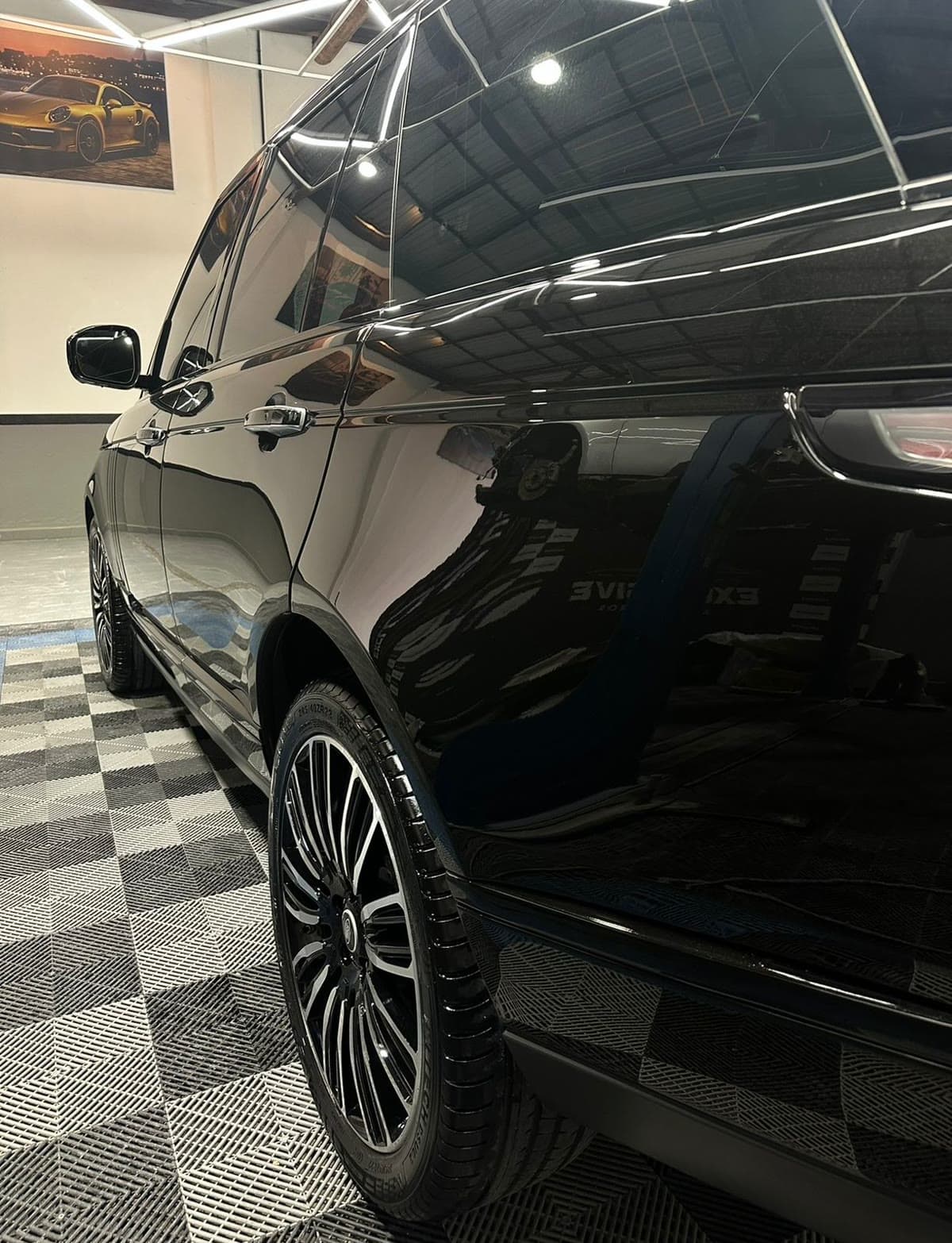 Funilaria e lanternagem em Range Rover preto na Exclusive Auto Reparos