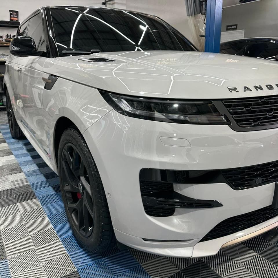 Funilaria e lanternagem em Range Rover Sport, detalhe frontal, na Exclusive Auto Reparos