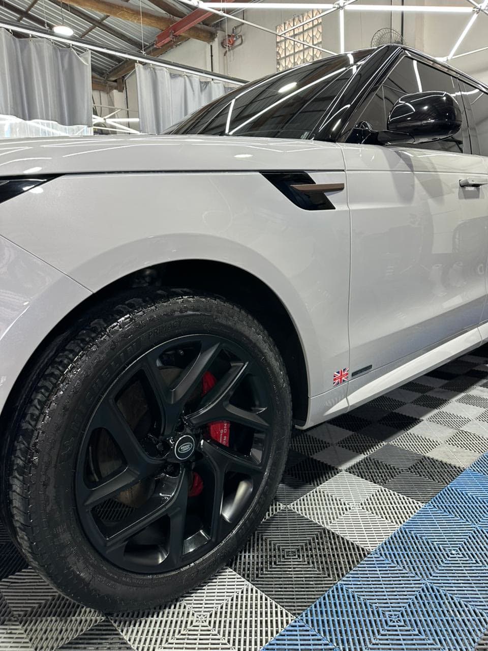 Funilaria e lanternagem em Range Rover Sport, detalhe de roda e lateral, na Exclusive Auto Reparos