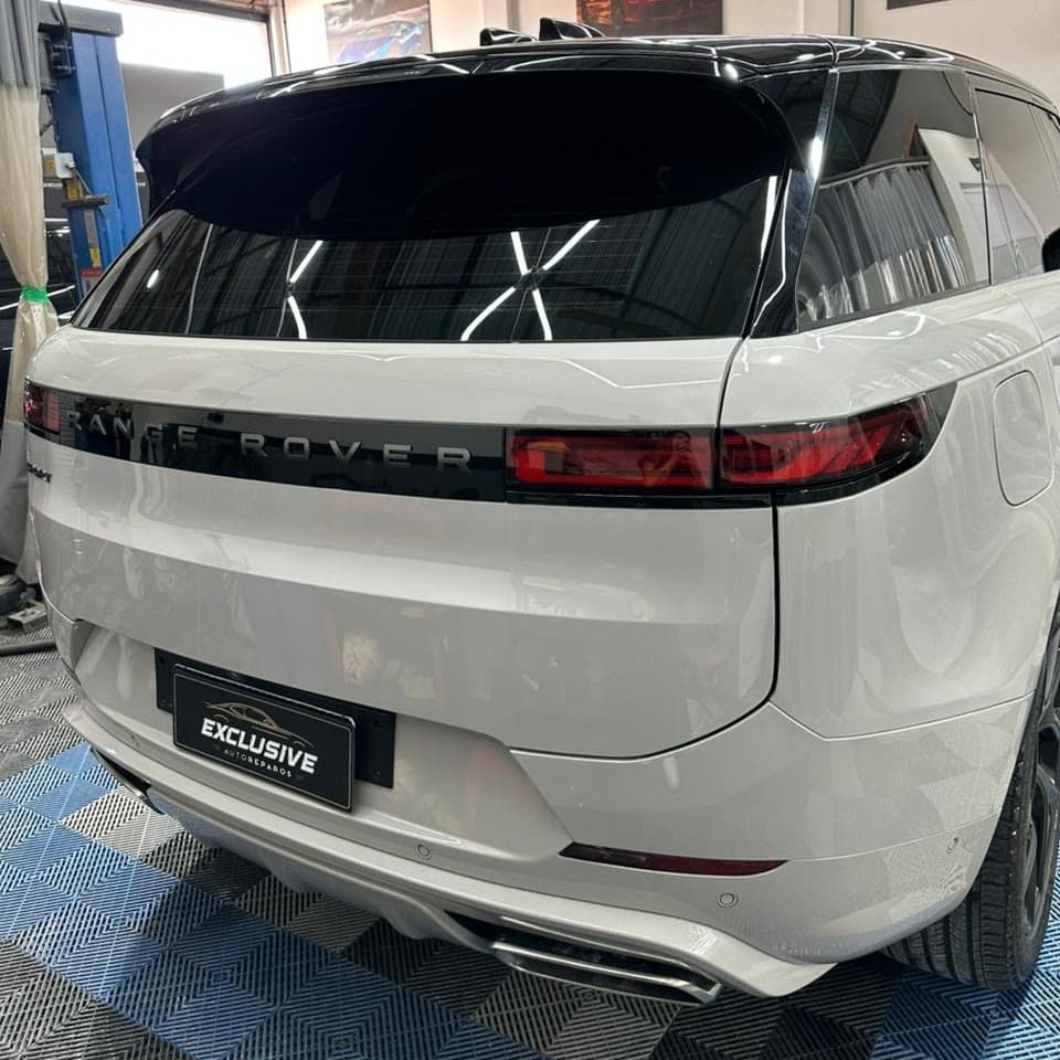 Funilaria e lanternagem em Range Rover Sport, vista traseira, na Exclusive Auto Reparos
