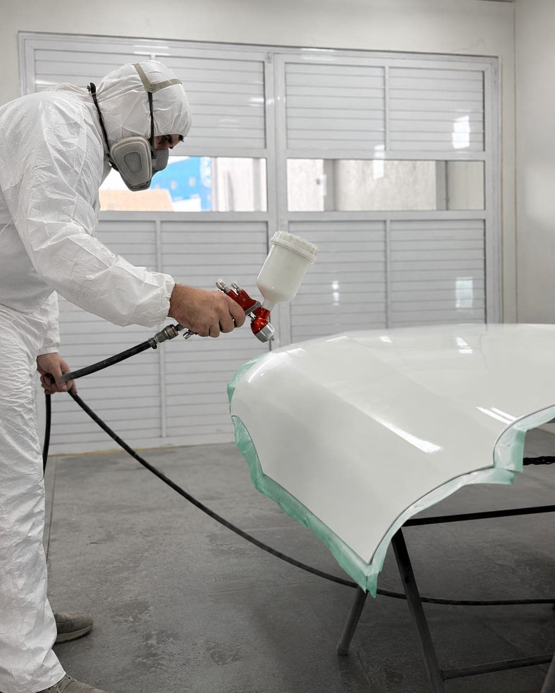 Acabamento de pintura automotiva em cabine na Exclusive Auto Reparos em Camboriú