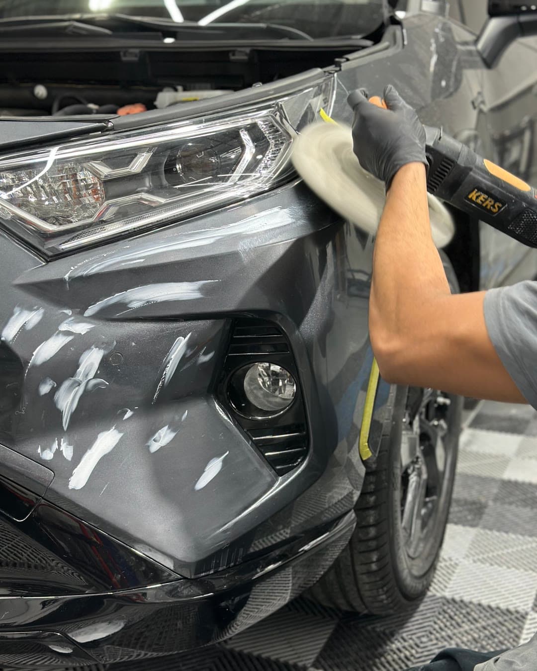 Polimento técnico com politriz em farol e para-choque na Exclusive Auto Reparos