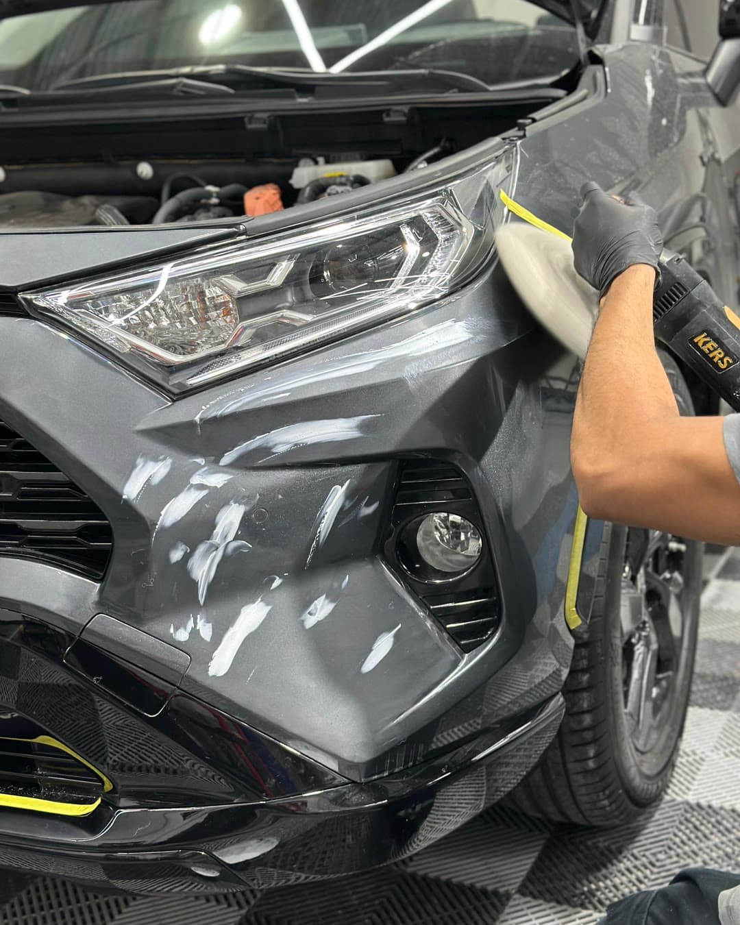 Correção de pintura em farol e para-choque na Exclusive Auto Reparos