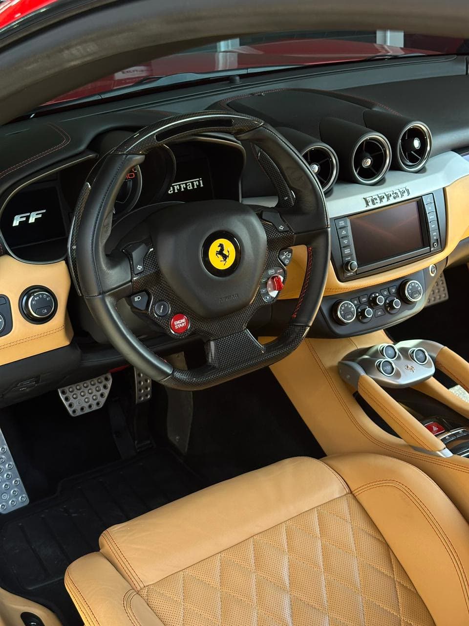 Interior de Ferrari FF após recuperação premium na Exclusive Auto Reparos
