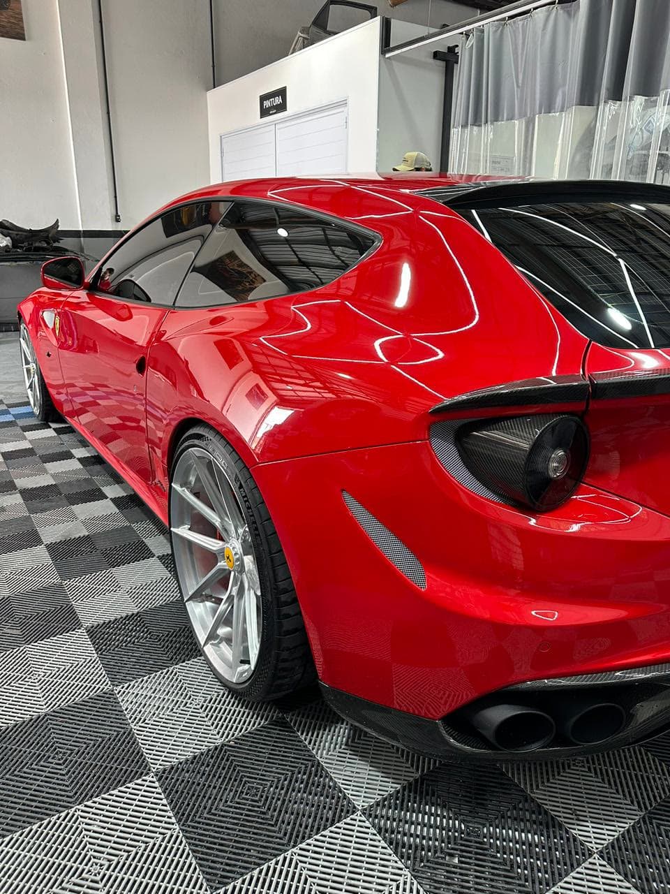 Recuperação de veículo premium em Ferrari FF, vista traseira, na Exclusive Auto Reparos
