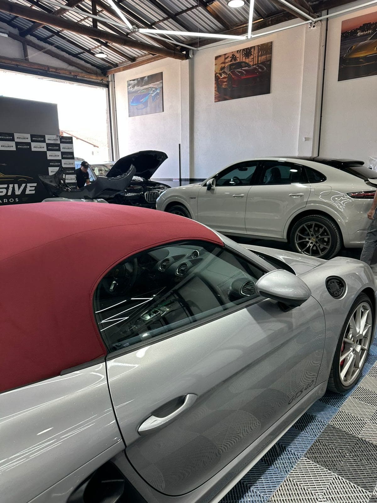 Oficina da Exclusive Auto Reparos com Porsche Boxster, Cayenne e BMW em atendimento