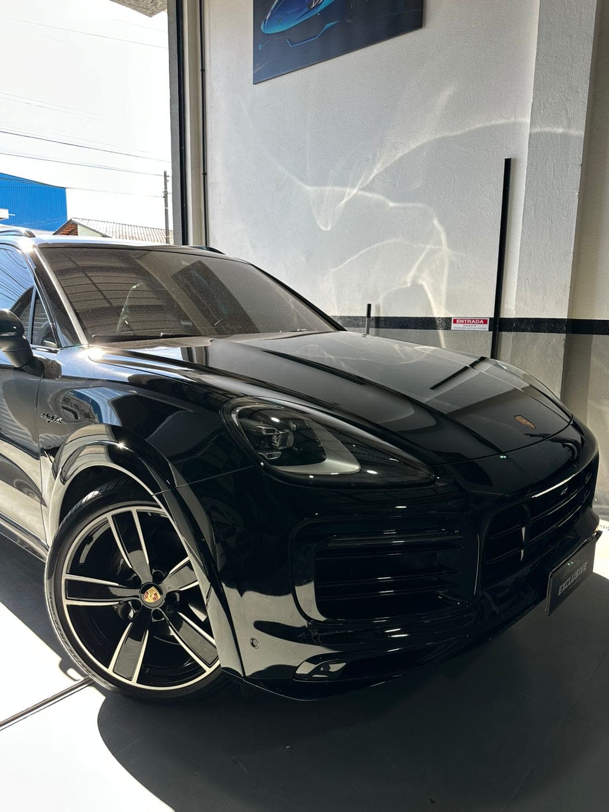 Recuperação de veículo premium em Porsche Cayenne preto na Exclusive Auto Reparos