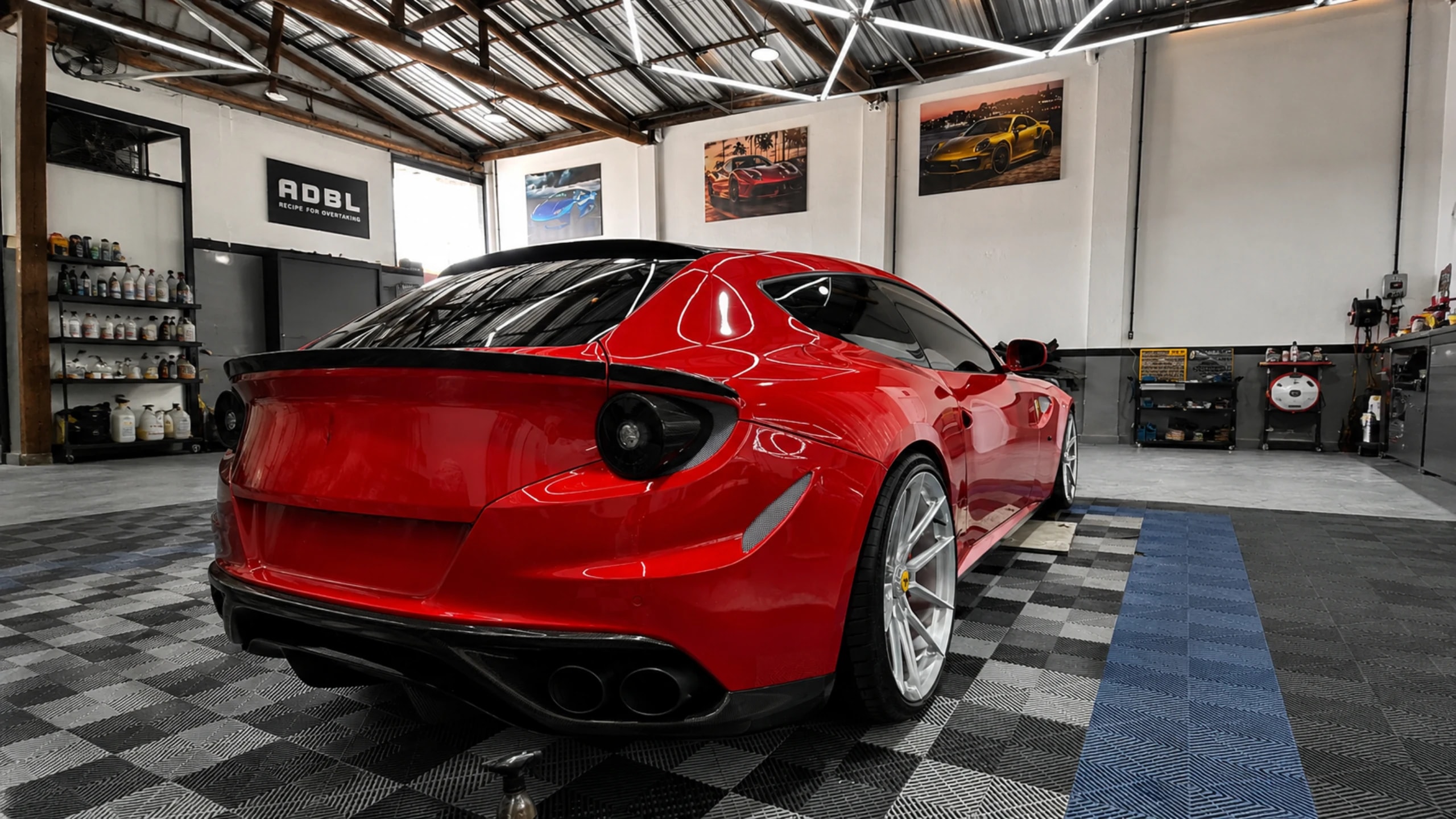 Ferrari vermelha em destaque na Exclusive Auto Reparos