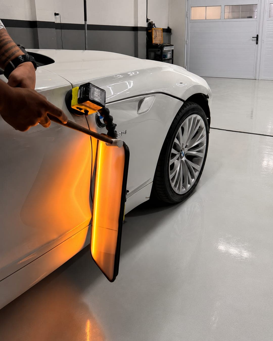 Painel recuperado com martelinho de ouro na Exclusive Auto Reparos em Camboriú