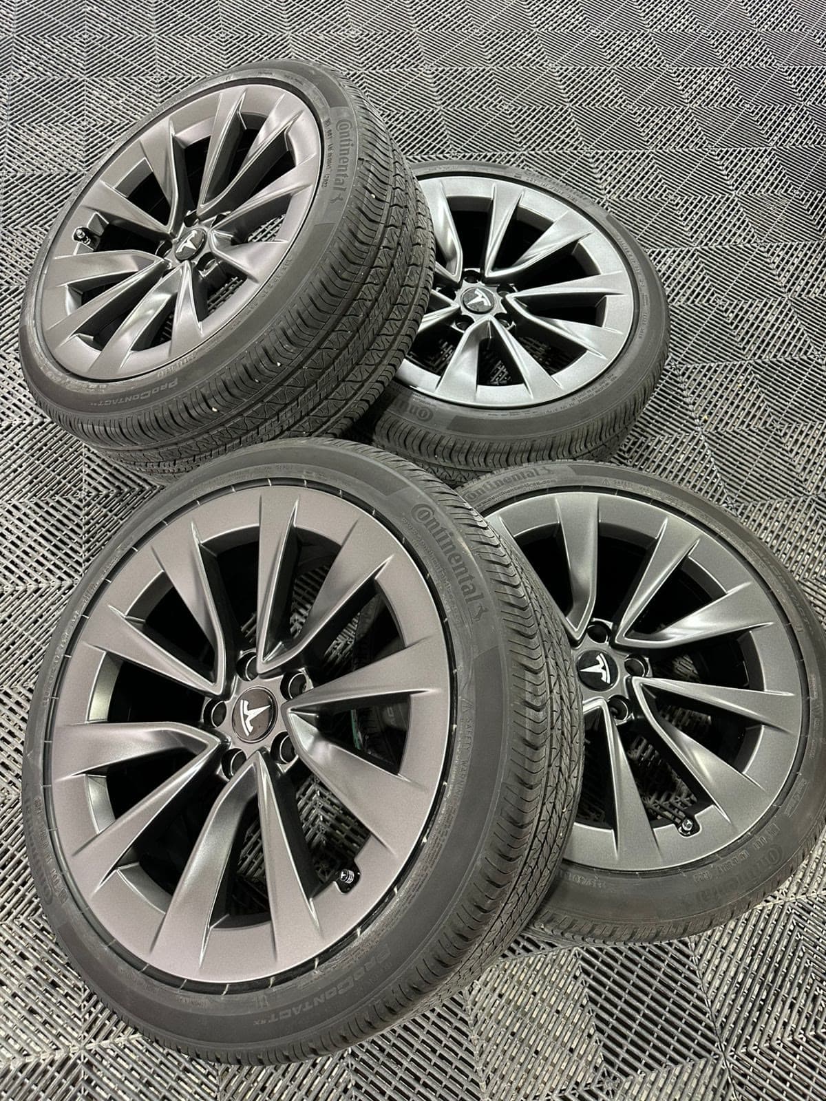 Jogo de rodas Tesla restauradas e pintadas na Exclusive Auto Reparos