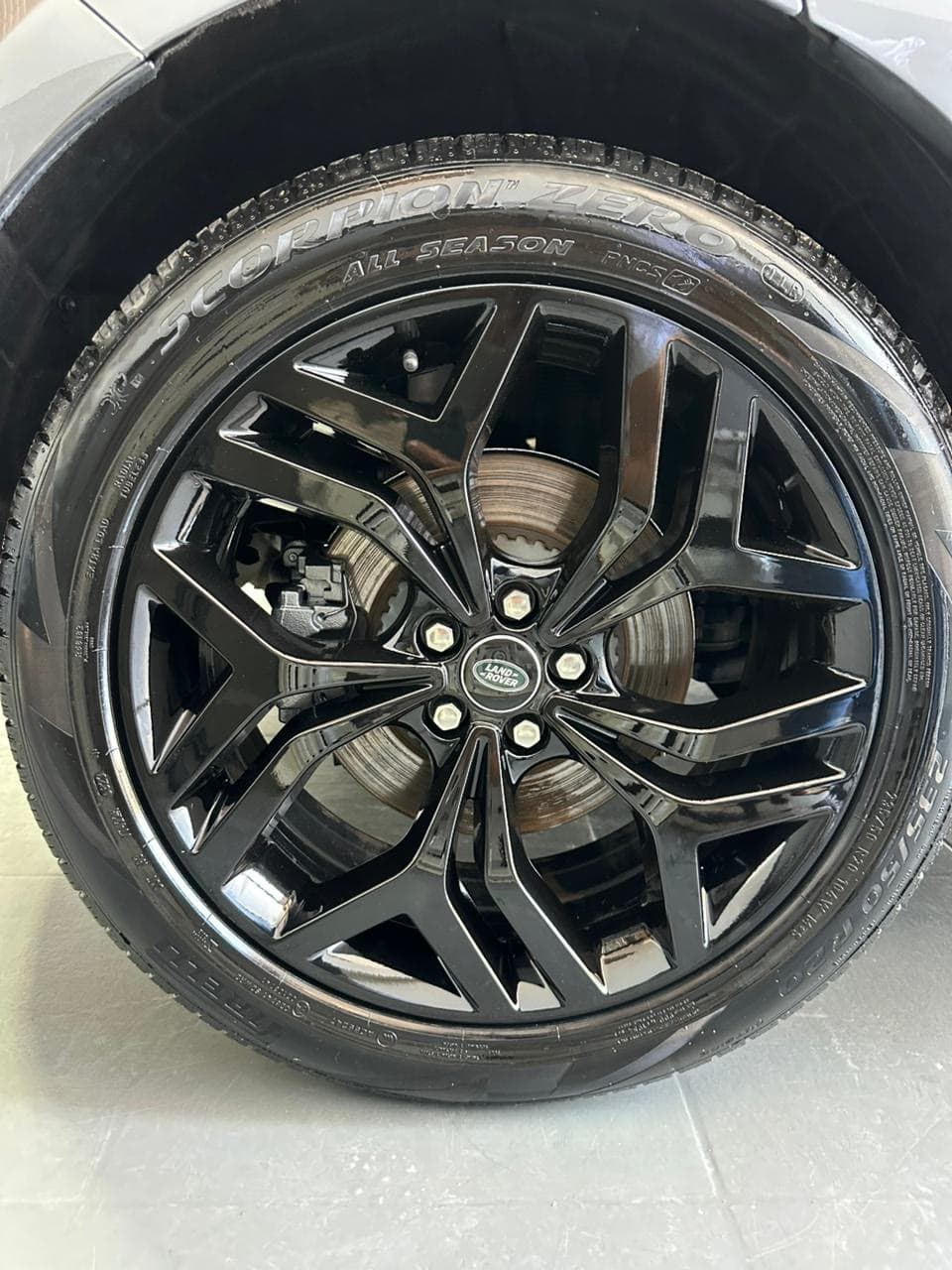Pintura de roda em preto brilhante para Land Rover na Exclusive Auto Reparos