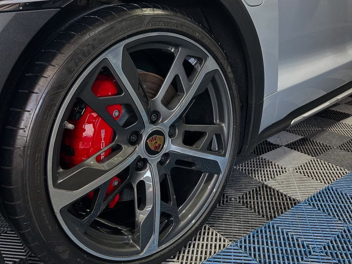 Pintura de rodas em Porsche com pinça de freio vermelha na Exclusive Auto Reparos